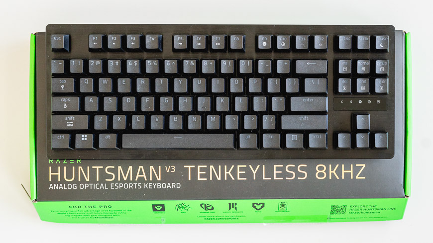Herná klávesnica Razer Huntsman Tenkeyless V3 8KHz leží položená na originálnej krabici