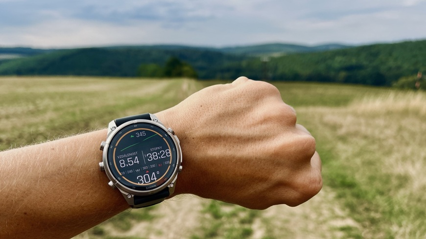 Prvé hodiny s novými Garminmi: Priniesli mi Garmin fēnix 9 Pro radosť z každej sekundy?! Inteligentné hodinky Garmin fēnix 9 Pro na zápästí muža v teréne
