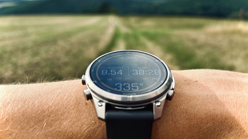 Prvé hodiny s novými Garminmi: Priniesli mi Garmin fēnix 9 Pro radosť z každej sekundy?! Detail na Inteligentné hodinky Garmin fēnix 9 Pro na zápästí muža v teréne