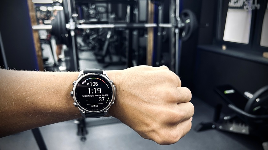 Prvé hodiny s novými Garminmi: Priniesli mi Garmin fēnix 9 Pro radosť z každej sekundy?! Inteligentné hodinky Garmin fēnix 9 Pro na zápästí muža v posilňovni – zaznamenávanie aktivity