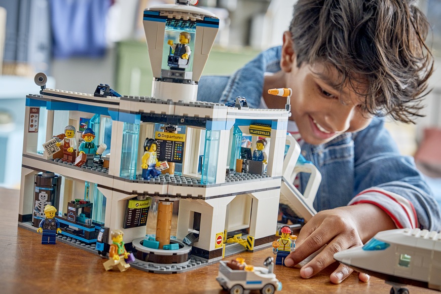 Stavebnica LEGO® prichádza do NAY: Od prvých kociek až po monumentálne sety pre dospelých Chlapec sa hrá so stavebnicou LEGO CITY