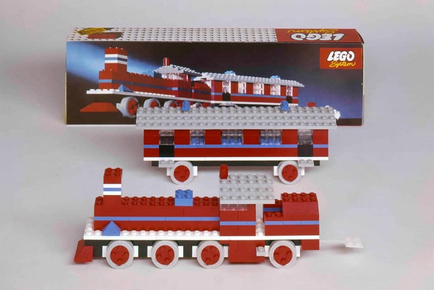 Stavebnica LEGO® prichádza do NAY: Od prvých kociek až po monumentálne sety pre dospelých Prvý plne pohyblivý vlak zostavený z kociek bol uvedený na trh v roku 1964.