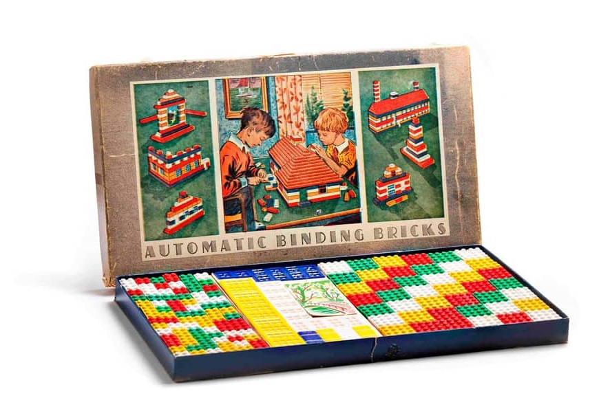Stavebnica LEGO® prichádza do NAY: Od prvých kociek až po monumentálne sety pre dospelých V roku 1949 sú uvedené na trh kocky Automatic Binding Bricks.