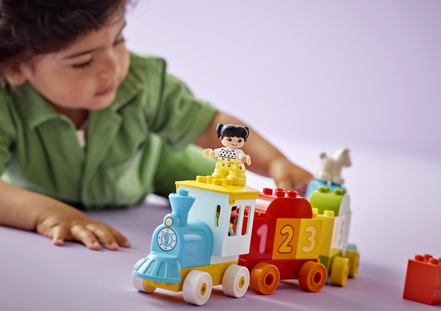 Stavebnica LEGO® prichádza do NAY: Od prvých kociek až po monumentálne sety pre dospelých Malý chlapec sa hrá s vláčikom LEGO DUPLO.