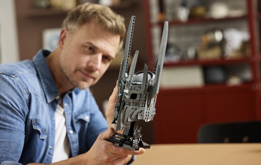 Stavebnica LEGO® prichádza do NAY: Od prvých kociek až po monumentálne sety pre dospelých Muž stavia stavebnicu LEGO – Sauronova prilba.