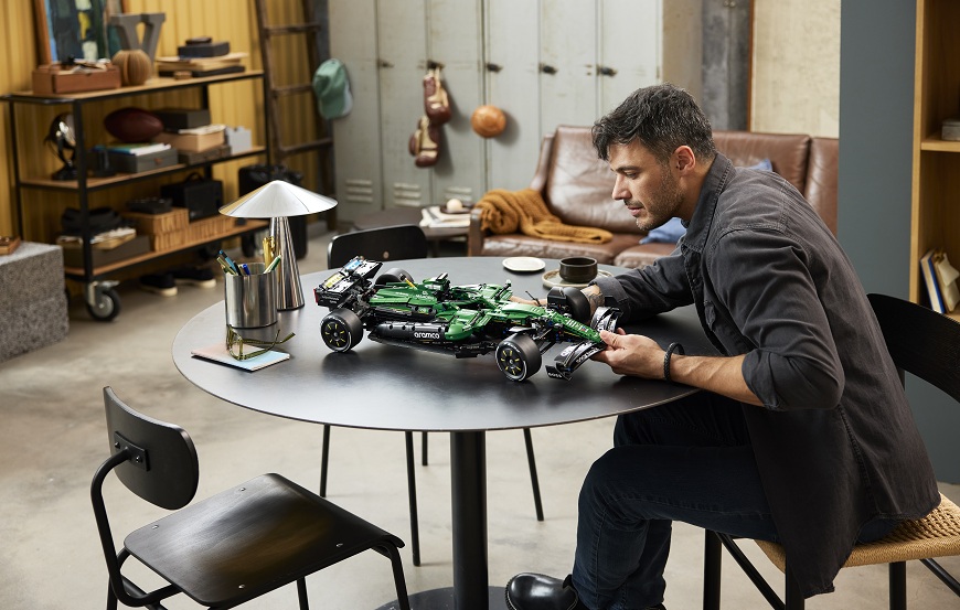 Stavebnica LEGO® prichádza do NAY: Od prvých kociek až po monumentálne sety pre dospelých Muž stavia pri stole stavebnicu LEGO - formula LEGO Technic.