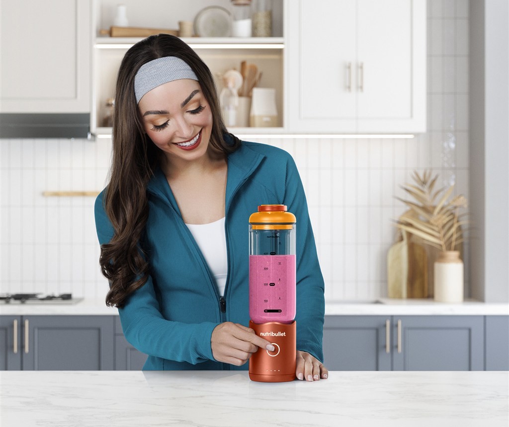 žena v športovom oblečení si pripravuje smoothie v mixéri nutribullet NBP013OR