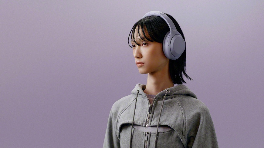 Sluchádlá Sony WH-1000XM4C v levandulovej farbě.