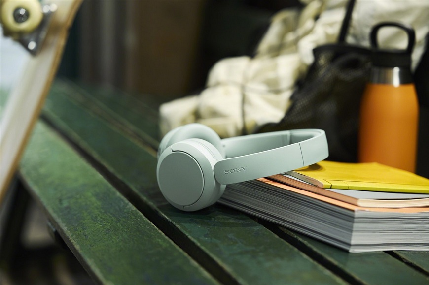 Sluuchádlá Sony WH-CH530 v mätovo zelenej farbě.