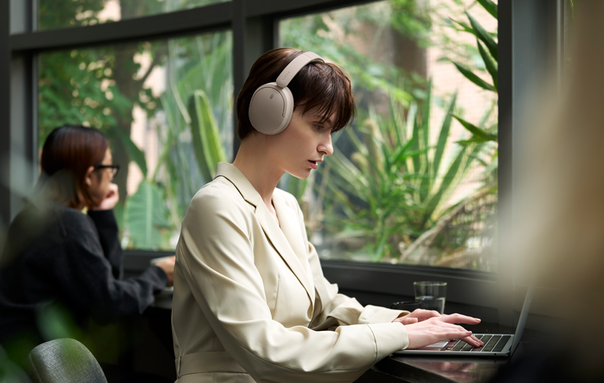 Sony predstavuje nové slúchadlá. Kombinujú štýl, pohodlie, ANC, dlhú výdrž a kvalitný zvuk v modernom dizajne Žena sedí v kaviarni pri počítači a na ušiach má slúchadlá Sony.