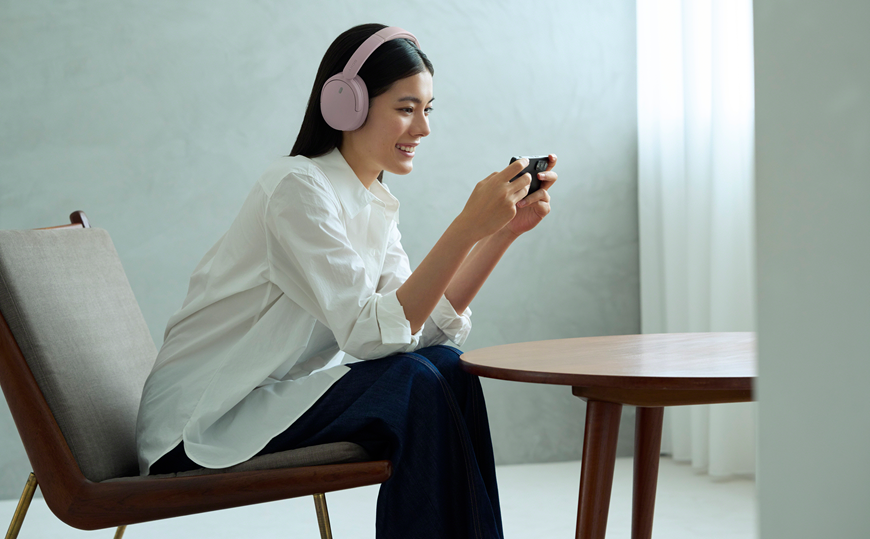 Sony predstavuje nové slúchadlá. Kombinujú štýl, pohodlie, ANC, dlhú výdrž a kvalitný zvuk v modernom dizajne žena sleduje video na mobile a na ušiach má slúchadlá sony