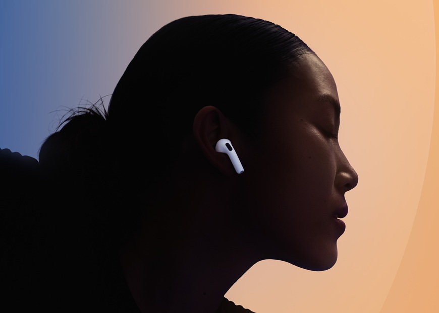 Apple predstavil AirPods 5! Lepšie odrežú okolitý hluk a rozumejú si s AI dievča s AirPods 5 v ušiach