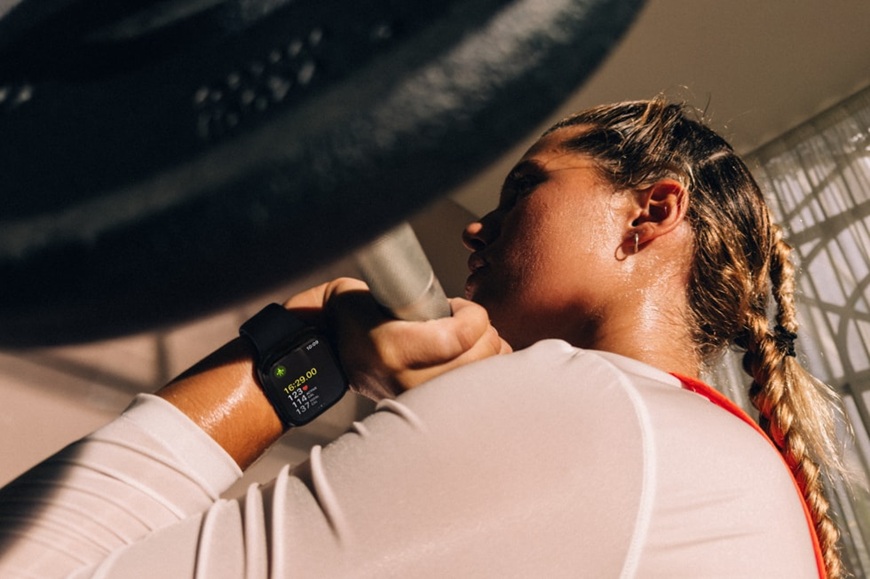 Apple Watch Series 12 a Apple Watch Ultra 4 sú tu. Ešte lepšie rozumejú vášmu zdraviu dievča má na ruke Apple Watch Series 12