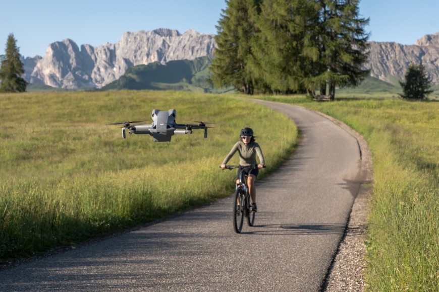 Ako vybrať dron? dron DJI sleduje cyklistku na ceste