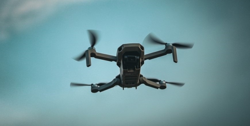 Ako vybrať dron? dron vo vzduchu