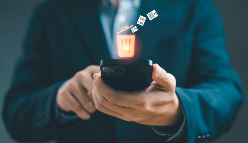 ☘️Čo je to digitálny odpad, ako ho vytvára naša online aktivita a ako ho obmedziť? Muž maže nepotrebné súbory zo svojho mobilného telefónu