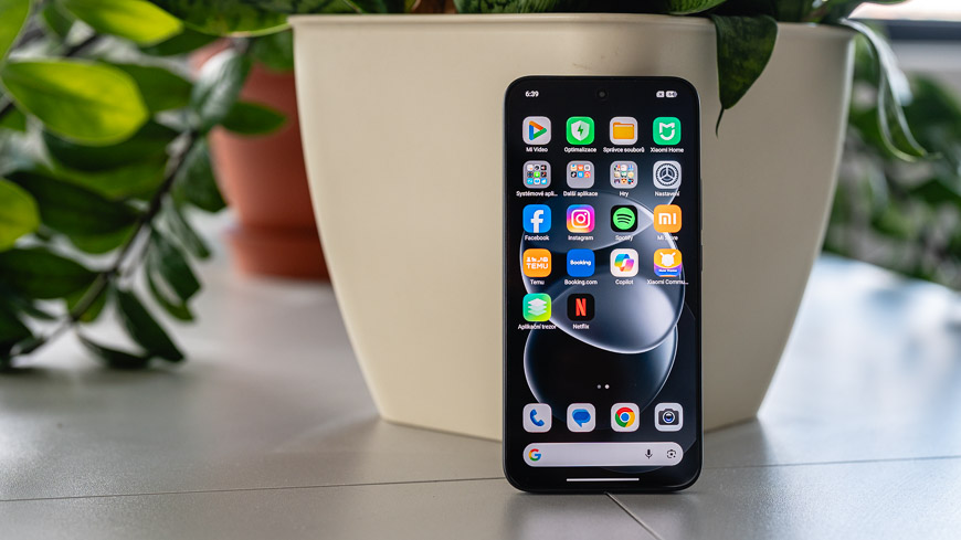 Recenzia: Xiaomi Redmi Note 17 Pro 5G – Dizajnovka s neuveriteľnou výdržou Xiaomi Redmi Note 17 Pro 5G z prednej strany s rozsvieteným displejom