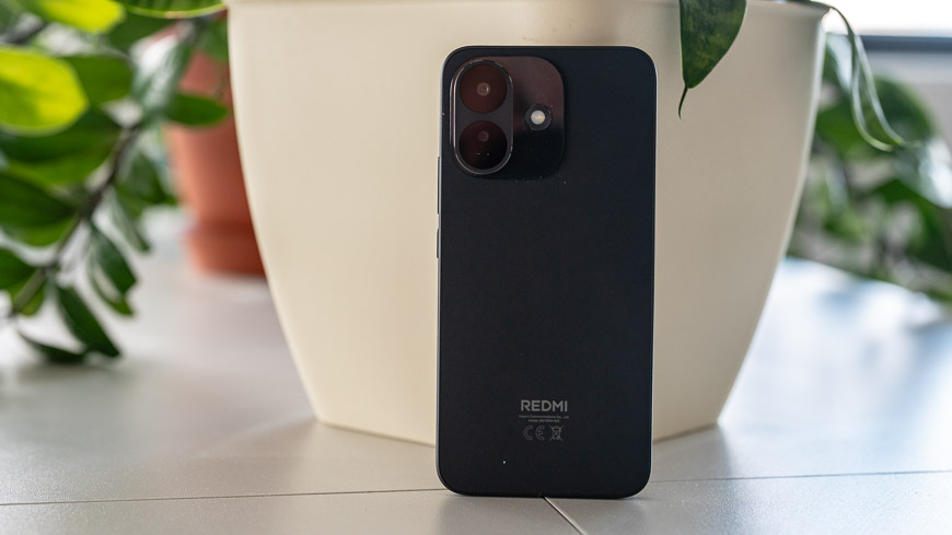Recenzia: Xiaomi Redmi Note 17 Pro 5G – Dizajnovka s neuveriteľnou výdržou Xiaomi Redmi Note 17 Pro 5G v čiernej farbe zo zadnej strany v zátiší izbovej rastliny