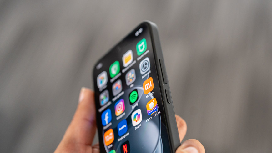 Recenzia: Xiaomi Redmi Note 17 Pro 5G – Dizajnovka s neuveriteľnou výdržou Xiaomi Redmi Note 17 Pro 5G z bočnej strany s detailnejším záberom na tlačidlá