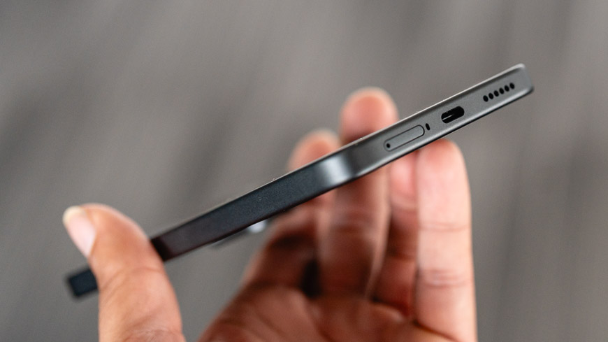 Recenzia: Xiaomi Redmi Note 17 Pro 5G – Dizajnovka s neuveriteľnou výdržou Xiaomi Redmi Note 17 Pro 5G zo spodnej strany so zameraním na typ konektora a reproduktory