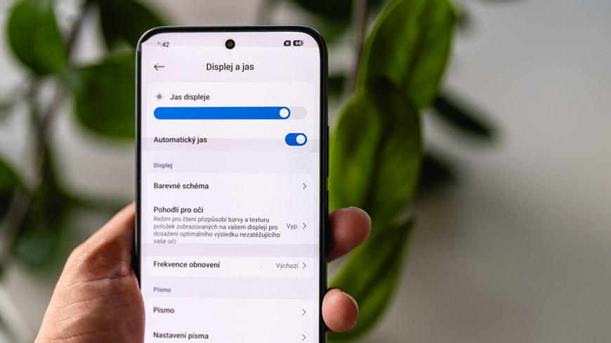 Recenzia: Xiaomi Redmi Note 17 Pro 5G – Dizajnovka s neuveriteľnou výdržou Xiaomi Redmi Note 17 Pro 5G a informácie o displeji a jasu v nastavení telefónu