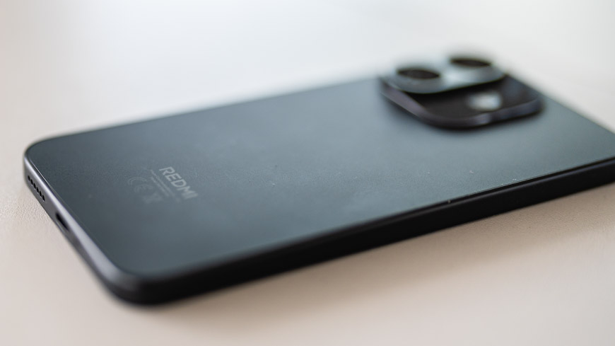 Recenzia: Xiaomi Redmi Note 17 Pro 5G – Dizajnovka s neuveriteľnou výdržou Xiaomi Redmi Note 17 Pro 5G v čiernej farbe zo zadnej strany