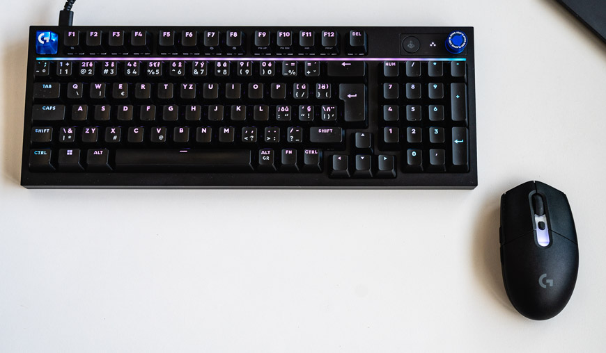 Recenzia: Herná klávesnica Logitech G316 X 98 a myš G305 X – rýchla dvojka Myš Logitech G305X Superlight leží vedľa klávesnice Logitech G316 X 98