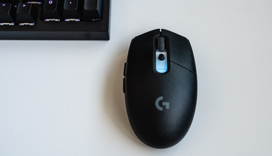 Recenzia: Herná klávesnica Logitech G316 X 98 a myš G305 X – rýchla dvojka Myš Logitech G305 X Superlight leží na stole, v ľavom hornom rohu je okraj klávesnice