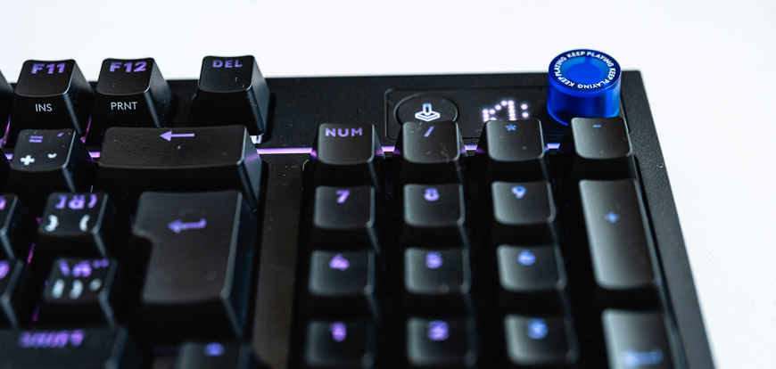 Recenzia: Herná klávesnica Logitech G316 X 98 a myš G305 X – rýchla dvojka Detail ovládacieho kolieska a LED panelu klávesnice Logitech G316X 98