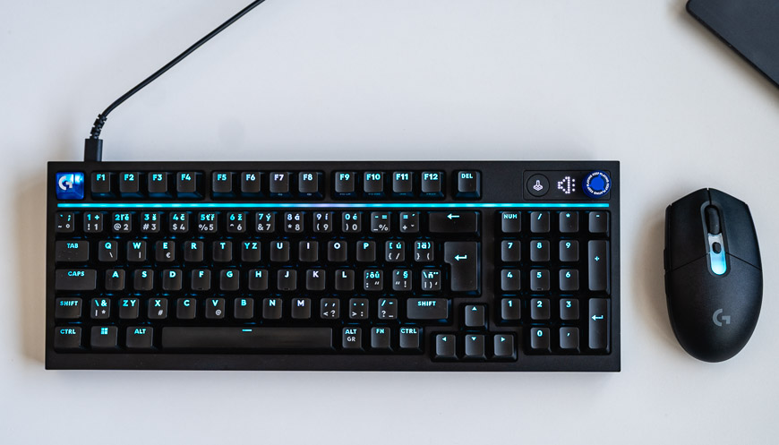 Recenzia: Herná klávesnica Logitech G316 X 98 a myš G305 X – rýchla dvojka Myš Logitech G305X Superlight leží vedľa klávesnice Logitech G316 X 98