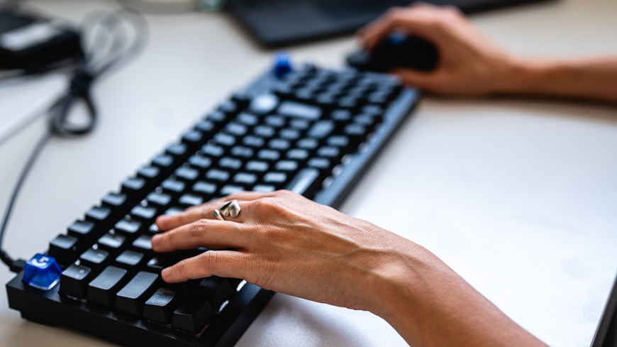 Recenzia: Herná klávesnica Logitech G316 X 98 a myš G305 X – rýchla dvojka Ruky na klávesnici Logitech G316 X 98 a myši Logitech G305 X Superlight