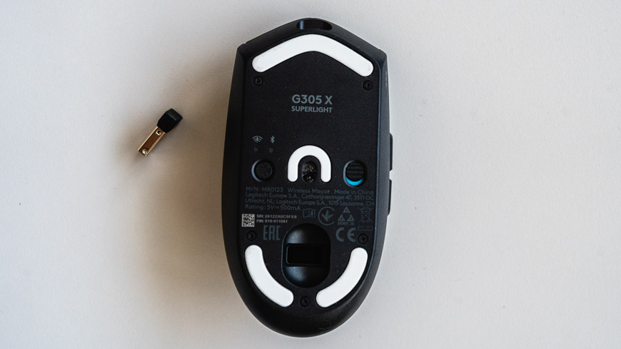 Recenzia: Herná klávesnica Logitech G316 X 98 a myš G305 X – rýchla dvojka Myš Logutech G305 X Superlight otočená spodnou stranou nahor, vedľa leží bezdrôtový adaptér