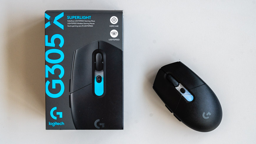 Recenzia: Herná klávesnica Logitech G316 X 98 a myš G305 X – rýchla dvojka Myš Logitech G305 X Superlight leží na stole vedľa škatule