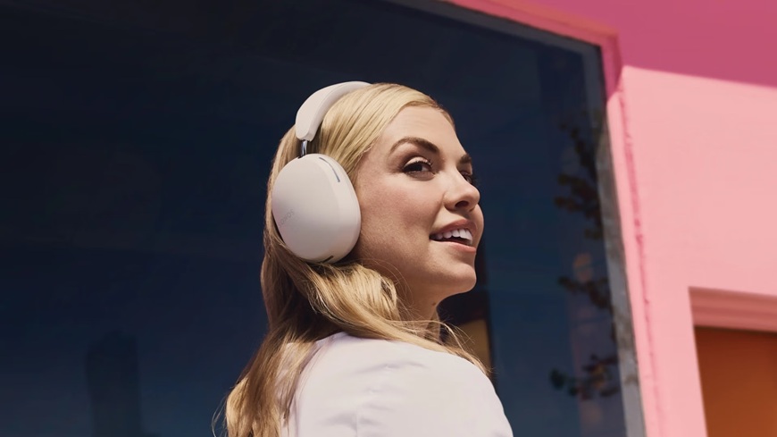 Je až neuveriteľné, aký zvuk si môžete užiť doma. Sonos uvádza nový soundbar a slúchadlá dievča s bielymi slúchadlami Sonos Ace Ultra