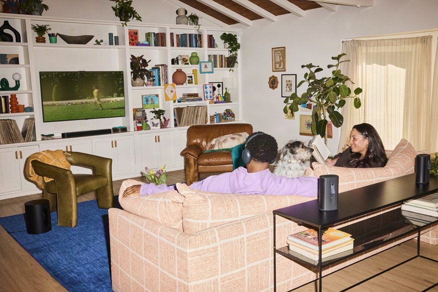 Je až neuveriteľné, aký zvuk si môžete užiť doma. Sonos uvádza nový soundbar a slúchadlá muž a žena v obývacej izbe so soundbarom Sonos Beam Ultra