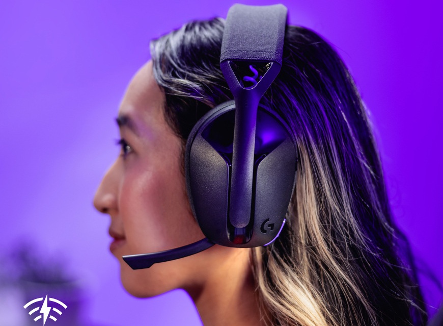 Žena má na hlave headset Logitech G321, pohľad zboku