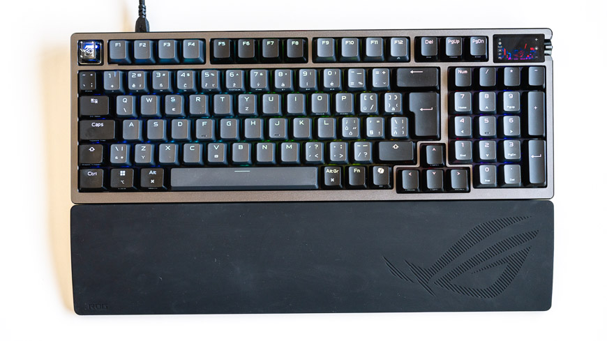 Herná klávesnica ROG Azoth 96 HE s podložkou leží na stole
