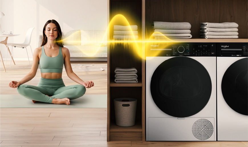 Sychravá jeseň sušeniu bielizne nepraje. Sušičky Whirlpool áno! Žena sedí a cvičí jogu. Vľavo je sušička a práčka Whirlpool.