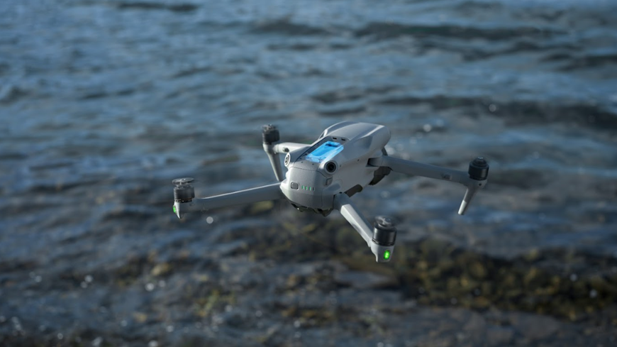 Aký DJI dron vybrať? Porovnanie modelov pre začiatočníkov, cestovanie aj profesionálnu tvorbu dron dji air 3s nad vodou