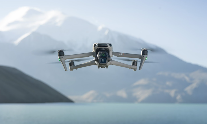 Aký DJI dron vybrať? Porovnanie modelov pre začiatočníkov, cestovanie aj profesionálnu tvorbu dron dji air 3s letí nad jazerom