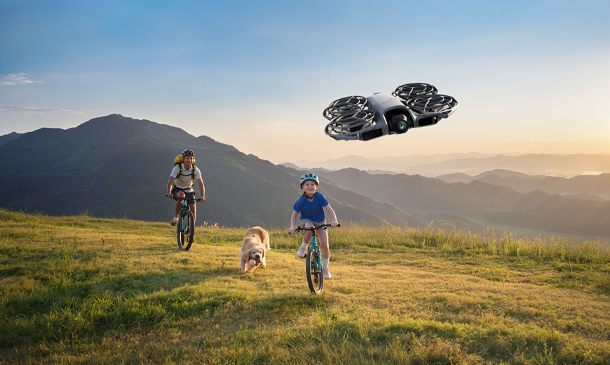 Aký DJI dron vybrať? Porovnanie modelov pre začiatočníkov, cestovanie aj profesionálnu tvorbu muž a dieťa na bicykli so psom idú na lúke natáča s dronom dji neo 2