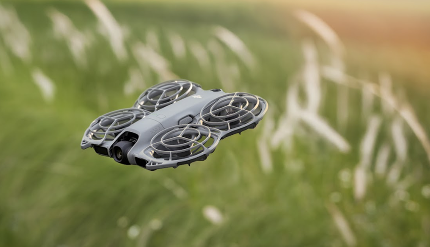 Aký DJI dron vybrať? Porovnanie modelov pre začiatočníkov, cestovanie aj profesionálnu tvorbu dron dji mini 2 nad lúkou