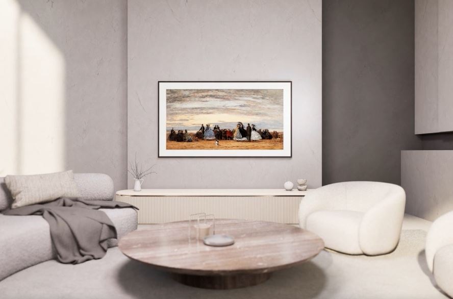 Umelecké dielo alebo televízor? To je The Frame 2026 od Samsungu Samsung The Frame 2026 v bielej obývačke, kde prirodzene zapadá do svetlého interiéru.