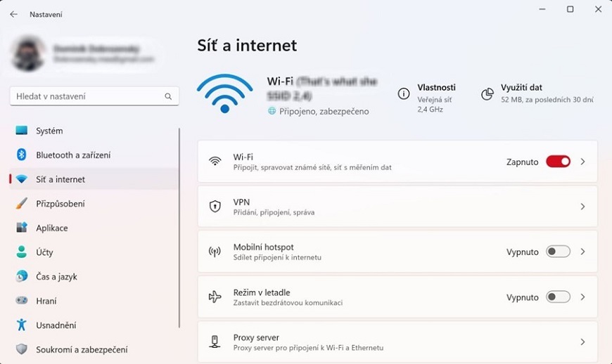 Ako pripojiť notebook k internetu? Screen z časti nastavení, sekcia Sieť a internet.
