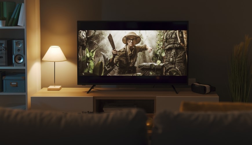 Televízor v obývačke počas večerného sledovania.