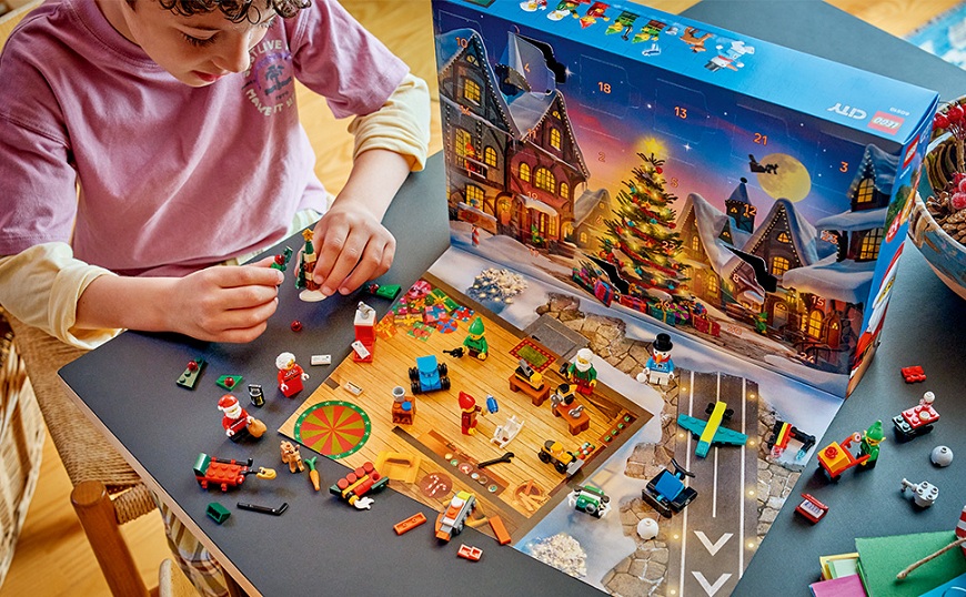 Chlapec sa hrá pri stole s adventným kalendárom LEGO® City 60510 Adventný kalendár 2026