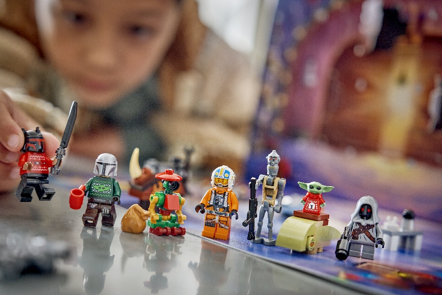 Chlapec sa hrá s minifigúrkami z adventného kalendára Stavebnica LEGO® Star Wars™ 75456 Adventný kalendár 2026