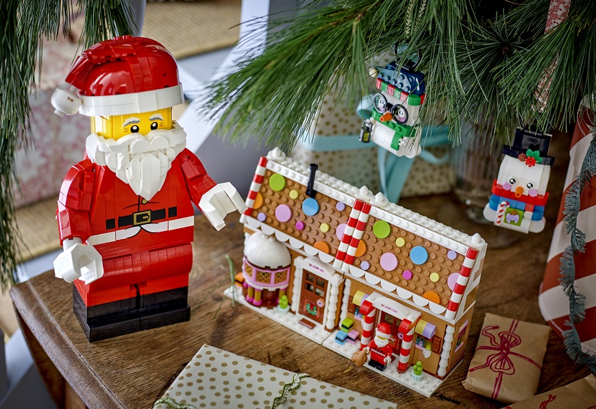Stavebnica LEGO® 40809 Vianočná perníková chalúpka a Santa LEGO® 40820 pod vianočným stromčekom s darčekmi. 