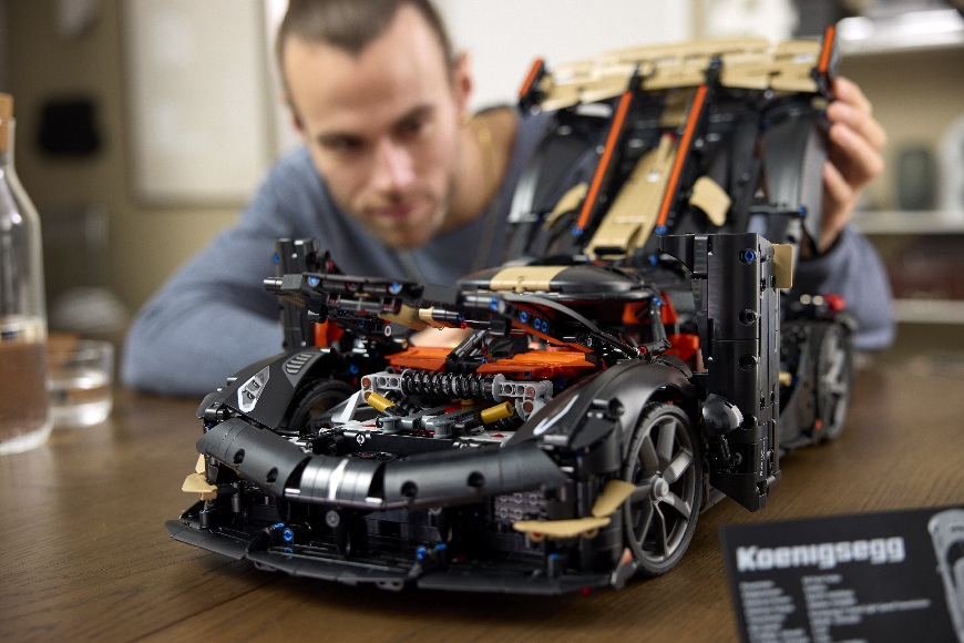Muž si prezerá stavebnicu Megacar Koenigsegg Sadair's Spear LEGO® Technic 42232
