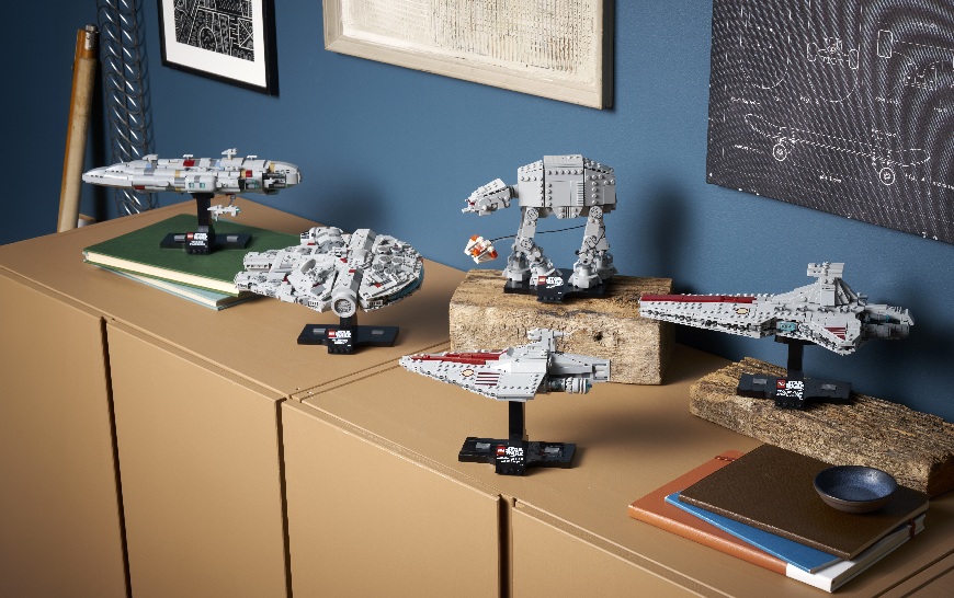 Modely stavebníc LEGO vystavené na polici.